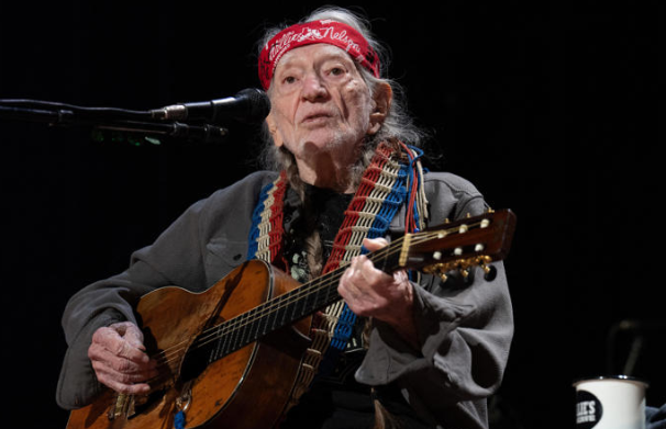 "Willie Nelson at 91! The Outlaw Legend Announces Epic 2024 Tour with Star-Studded Lineup – Don't Miss Out on Tickets!"